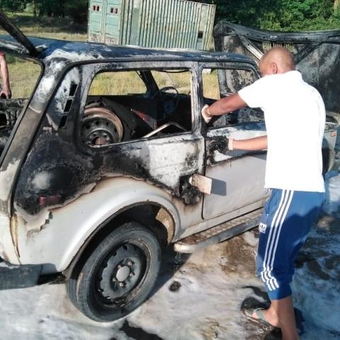 Автомобиль «Нива» загорелся рядом со станцией техобслуживания на Ставрополье